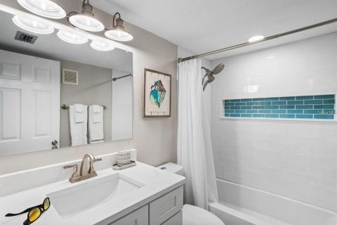 Condo in Indian Shores, Florida, 3 bedrooms № 2225730 - photo 24