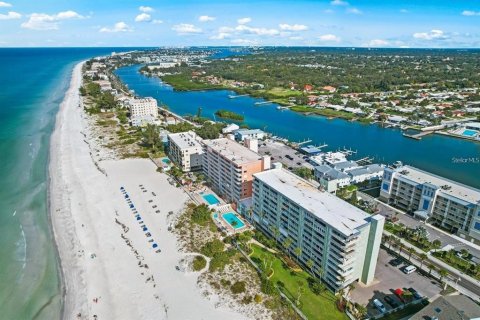 Condo in Indian Shores, Florida, 3 bedrooms № 2225730 - photo 30