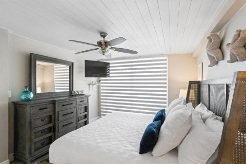 Condo in Indian Shores, Florida, 3 bedrooms № 2225730 - photo 12