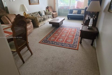 Condo in Hallandale Beach, Florida, 1 bedroom  № 1856997 - photo 1