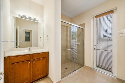 Casa en alquiler en Miami, Florida, 5 dormitorios, 281.59 m2 № 2153671 - foto 16