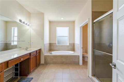 Casa en alquiler en Miami, Florida, 5 dormitorios, 281.59 m2 № 2153671 - foto 20