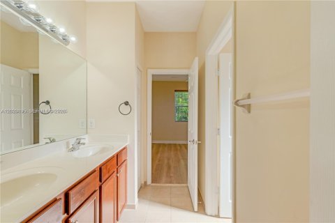 Casa en alquiler en Miami, Florida, 5 dormitorios, 281.59 m2 № 2153671 - foto 24