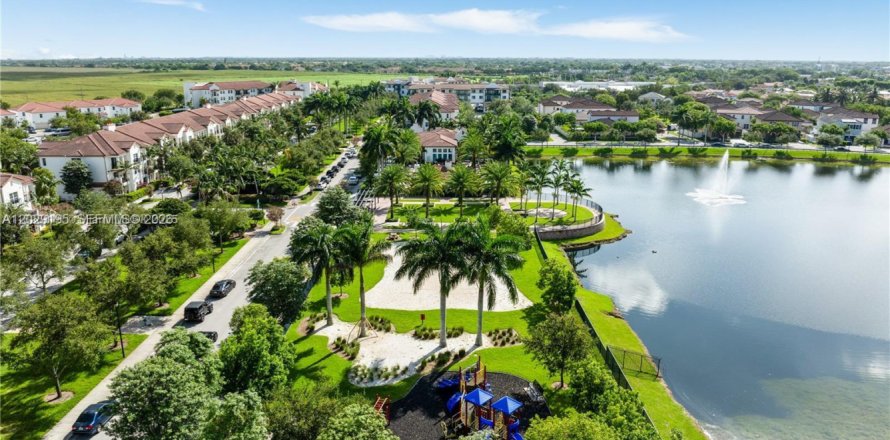 Casa en Miami, Florida 5 dormitorios, 281.59 m2 № 2153671