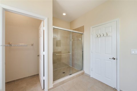 Casa en alquiler en Miami, Florida, 5 dormitorios, 281.59 m2 № 2153671 - foto 21