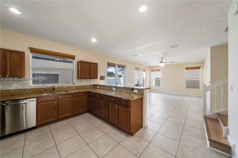 Casa en alquiler en Miami, Florida, 5 dormitorios, 281.59 m2 № 2153671 - foto 10