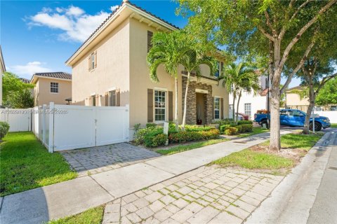 Casa en alquiler en Miami, Florida, 5 dormitorios, 281.59 m2 № 2153671 - foto 2