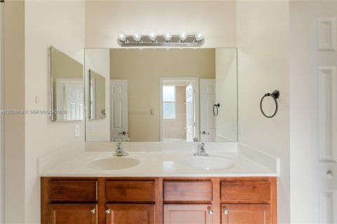 Casa en alquiler en Miami, Florida, 5 dormitorios, 281.59 m2 № 2153671 - foto 25