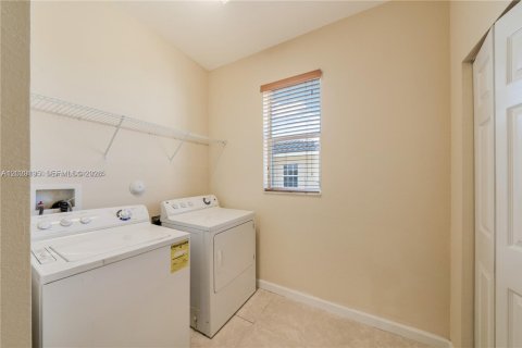 Casa en alquiler en Miami, Florida, 5 dormitorios, 281.59 m2 № 2153671 - foto 27