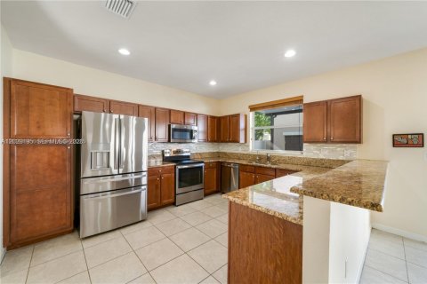 Casa en alquiler en Miami, Florida, 5 dormitorios, 281.59 m2 № 2153671 - foto 4
