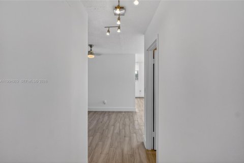 Condo in Miami Beach, Florida, 1 bedroom  № 2062196 - photo 11