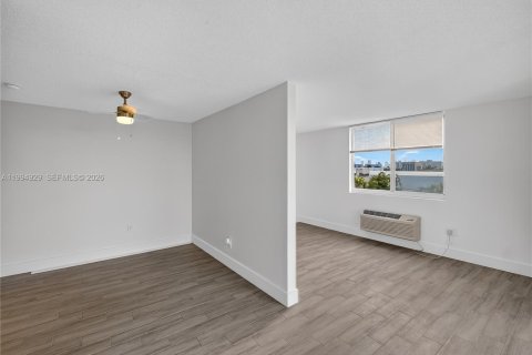 Condo in Miami Beach, Florida, 1 bedroom  № 2062196 - photo 17