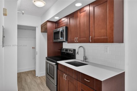 Condo in Miami Beach, Florida, 1 bedroom  № 2062196 - photo 14