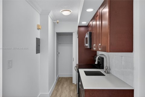 Condo in Miami Beach, Florida, 1 bedroom  № 2062196 - photo 13