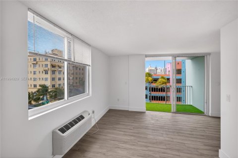Condo in Miami Beach, Florida, 1 bedroom  № 2062196 - photo 18