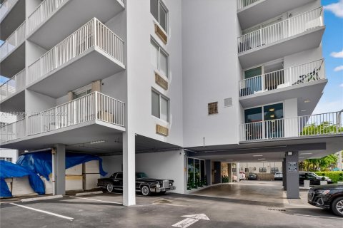 Condo in Miami Beach, Florida, 1 bedroom  № 2062196 - photo 25