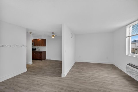 Condo in Miami Beach, Florida, 1 bedroom  № 2062196 - photo 16