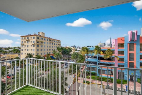 Condo in Miami Beach, Florida, 1 bedroom  № 2062196 - photo 22