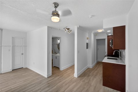 Condo in Miami Beach, Florida, 1 bedroom  № 2062196 - photo 5