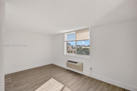 Condo in Miami Beach, Florida, 1 bedroom  № 2062196 - photo 15