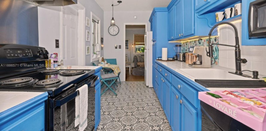 House in Hollywood, Florida 2 bedrooms, 138.8 sq.m. № 2013445