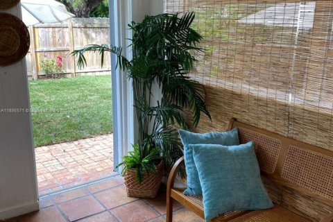 House in Hollywood, Florida 2 bedrooms, 138.8 sq.m. № 2013445 - photo 11