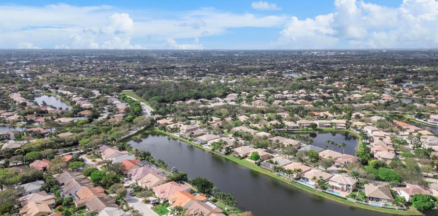 House in Coral Springs, Florida 4 bedrooms, 212.75 sq.m. № 1229276