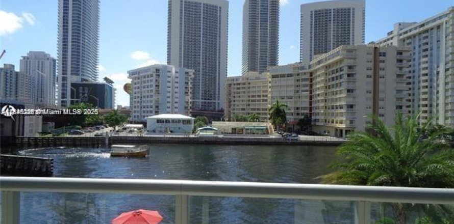 Condominio en Hallandale Beach, Florida, 3 dormitorios № 1936877