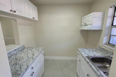 Appartement à louer à Opa-locka, Floride: 2 chambres, 78.97 m2 № 2061629 - photo 2