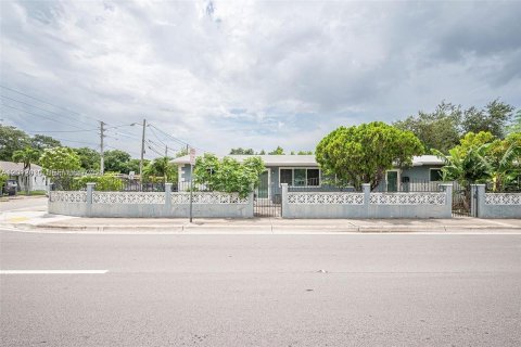 Commercial property in Miami, Florida 273.41 sq.m. № 2075046