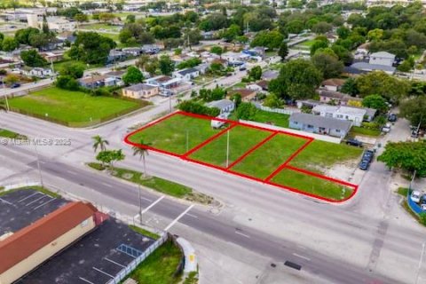 Propiedad comercial en venta en Miami, Florida № 1979490 - foto 3