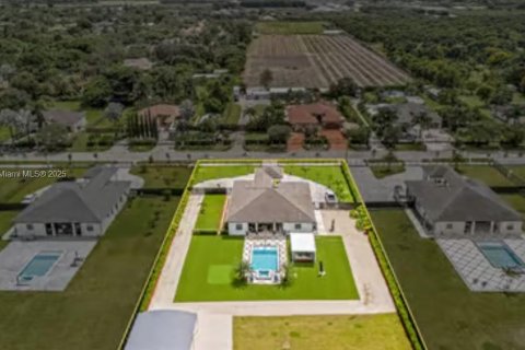 House in Miami, Florida 5 bedrooms, 288.37 sq.m. № 1974661 - photo 7