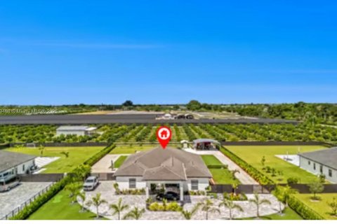 House in Miami, Florida 5 bedrooms, 288.37 sq.m. № 1974661 - photo 6