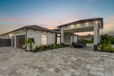 House in Miami, Florida 5 bedrooms, 288.37 sq.m. № 1974661 - photo 1