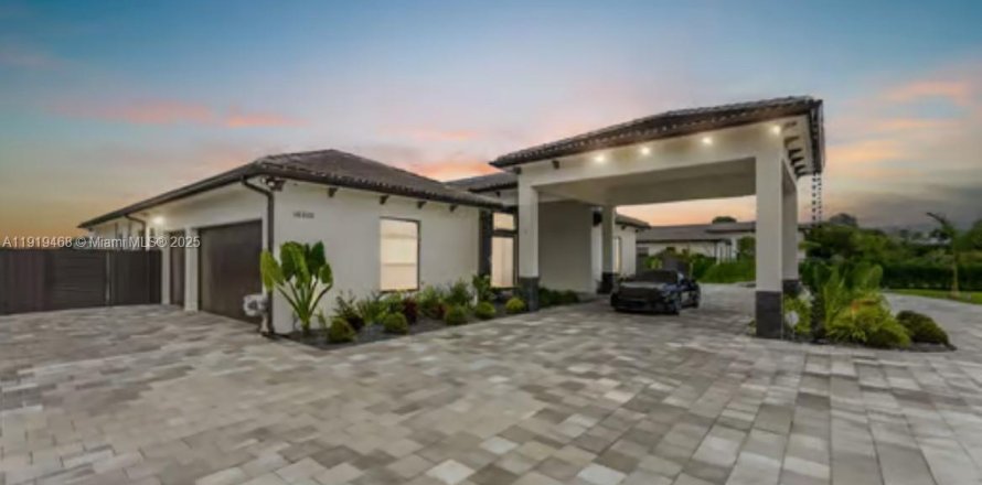 House in Miami, Florida 5 bedrooms, 288.37 sq.m. № 1974661