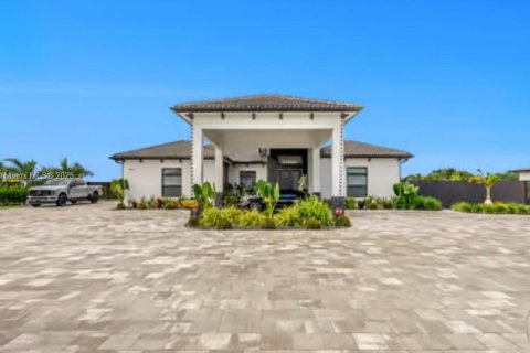 House in Miami, Florida 5 bedrooms, 288.37 sq.m. № 1974661 - photo 4