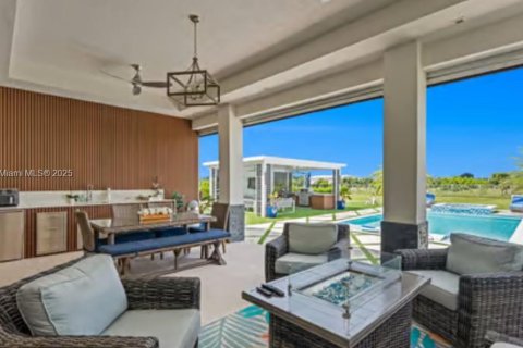 House in Miami, Florida 5 bedrooms, 288.37 sq.m. № 1974661 - photo 10