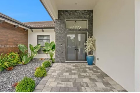 House in Miami, Florida 5 bedrooms, 288.37 sq.m. № 1974661 - photo 5