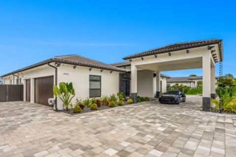 House in Miami, Florida 5 bedrooms, 288.37 sq.m. № 1974661 - photo 3