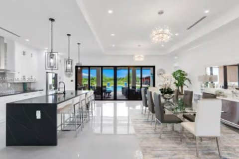 House in Miami, Florida 5 bedrooms, 288.37 sq.m. № 1974661 - photo 2