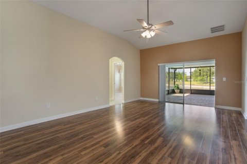 House in Winter Haven, Florida 4 bedrooms, 178.28 sq.m. № 1681740 - photo 5