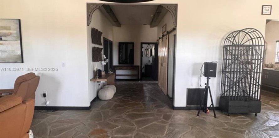 House in Clewiston, Florida 3 bedrooms, 159.79 sq.m. № 2000358