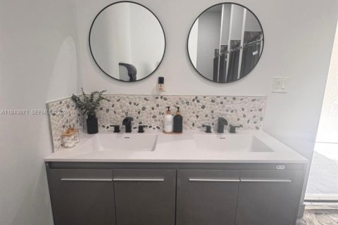 House in Clewiston, Florida 3 bedrooms, 159.79 sq.m. № 2000358 - photo 12