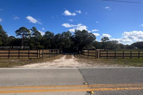 House in Clewiston, Florida 3 bedrooms, 159.79 sq.m. № 2000358 - photo 9