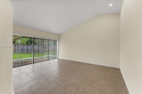 Casa en alquiler en Miami, Florida, 3 dormitorios, 154.5 m2 № 1878406 - foto 6