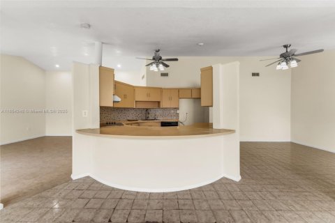 Casa en alquiler en Miami, Florida, 3 dormitorios, 154.5 m2 № 1878406 - foto 10
