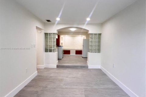 Commercial property in Miami, Florida 1 bedroom, 178.74 sq.m. № 1972446 - photo 14