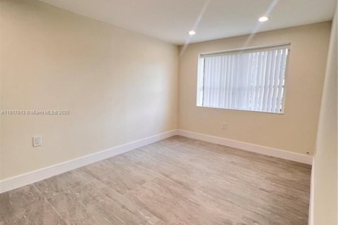 Commercial property in Miami, Florida 1 bedroom, 178.74 sq.m. № 1972446 - photo 12