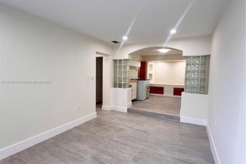 Commercial property in Miami, Florida 1 bedroom, 178.74 sq.m. № 1972446 - photo 13