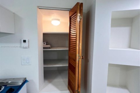 Commercial property in Miami, Florida 1 bedroom, 178.74 sq.m. № 1972446 - photo 9